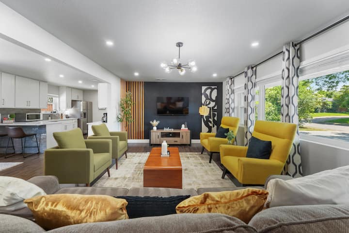 Modern Dallas Pool Oasis W Workspace Sleeps 8 - Farmers Branch, TX