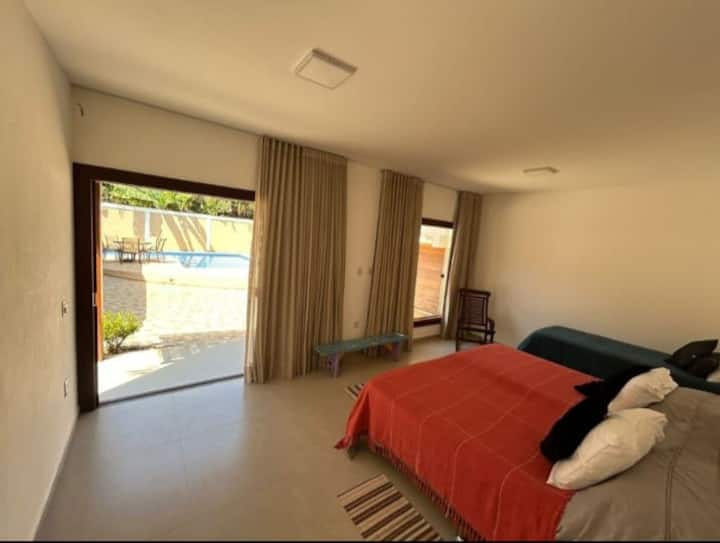 סוויטה עם מיזוג אוויר, מיטת יחיד אחת ומיטת קינג סייז נוחה אחת