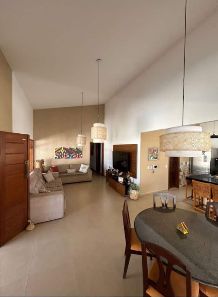 סלון נעים עם טלוויזיה