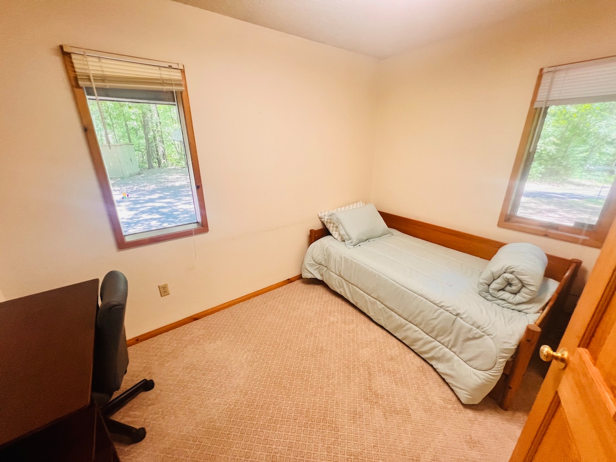 Tretia spálňa má dvojlôžkovú posteľ a druhý pracovný priestor.