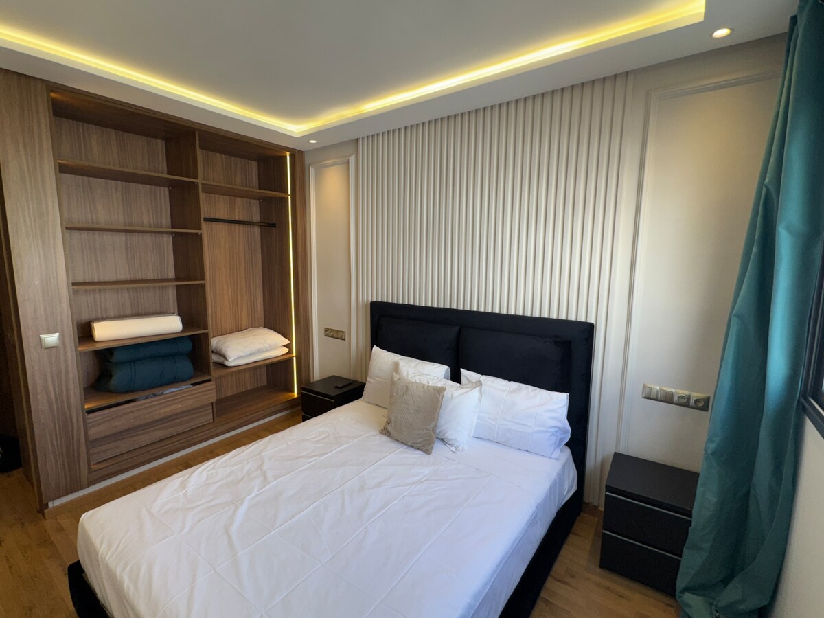 Მეორე საძინებელი ჩაშენებული კარადით 