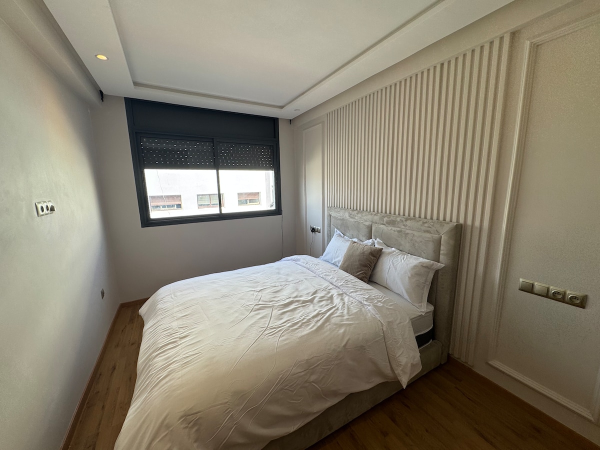 Პირველი საძინებელი პატარა საგარდერობო ოთახით 