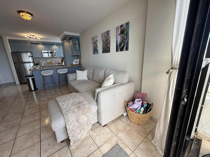 Დიდი დივანი შაისით ადვილად მიემართება დედოფლისკენ. Საკის ქვეშ არის დამატებითი ბალიშები და საბნები.
Ამას გარდა, გთავაზობთ სნორკელის აღჭურვილობის 2 კომპლექტს, 3 ფარფლს, ასევე, პლაჟის საბნებსა და პირსახოცებს.