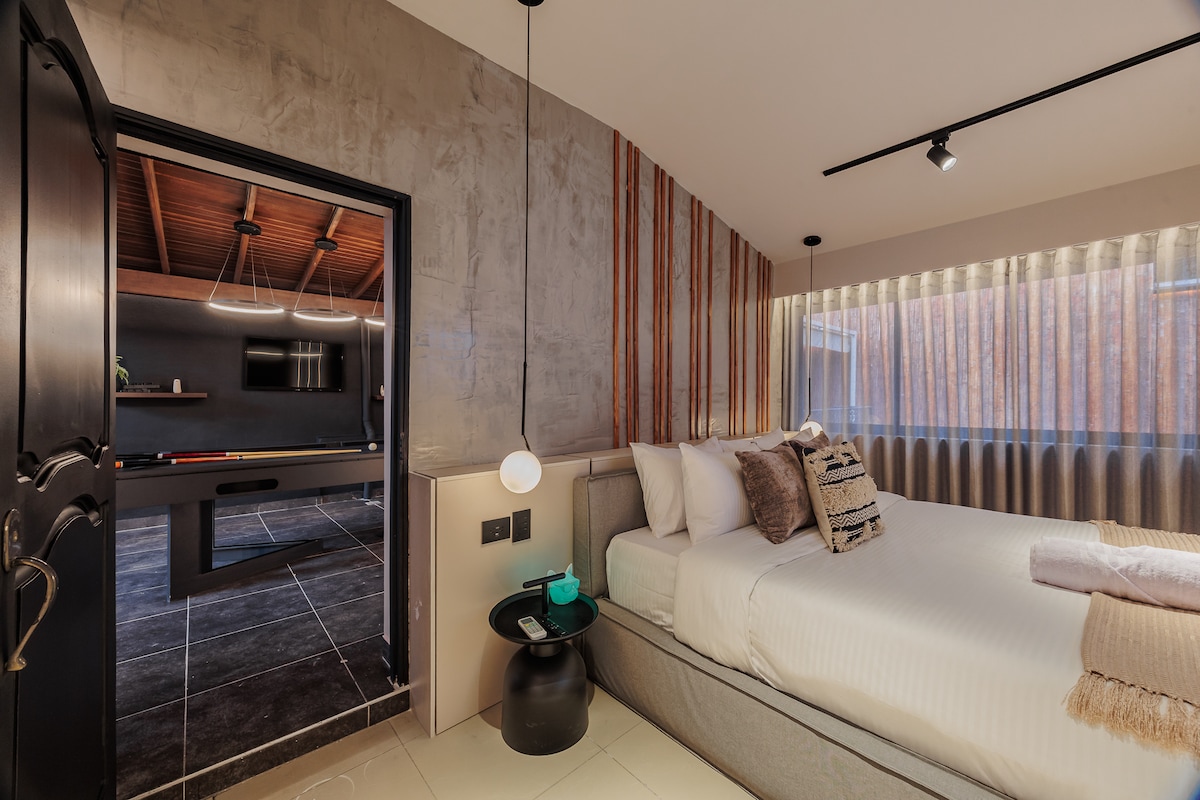 חדר שינה נעים עם מיטת קווין סייז, מיזוג אוויר וטלוויזיה חכמה. מיועד לנוחות, ללילות שלוים ולחוויית אירוח יוקרתית