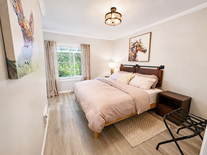 ¡Disfruta de tu cómoda habitación King en la planta principal! Bañado en luz natural, este espacio tranquilo garantiza una estancia relajante. Los detalles cuidados hacen que sea el refugio perfecto después de tus aventuras en la región vinícola de McMinnville o Linfield. ¡Relájate y recarga energías!
