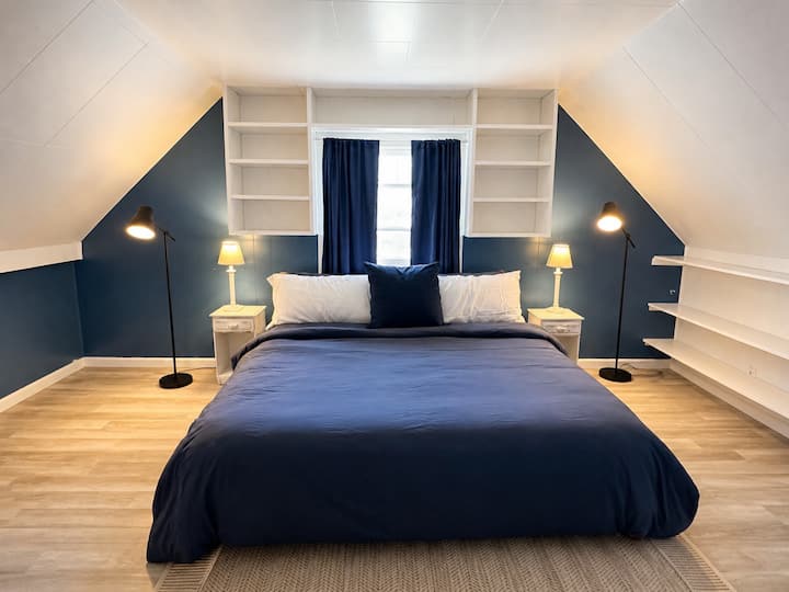 ¡Sube a tu espacioso dormitorio King en el segundo piso! Disfruta de una comodidad suprema en tu amplia y acogedora cama tamaño «king». Este refugio en la planta superior es perfecto para relajarse después de su recorrido enológico por el valle de Willamette o uno de los muchos eventos de McMinnville. ¡Dulces sueños te esperan!