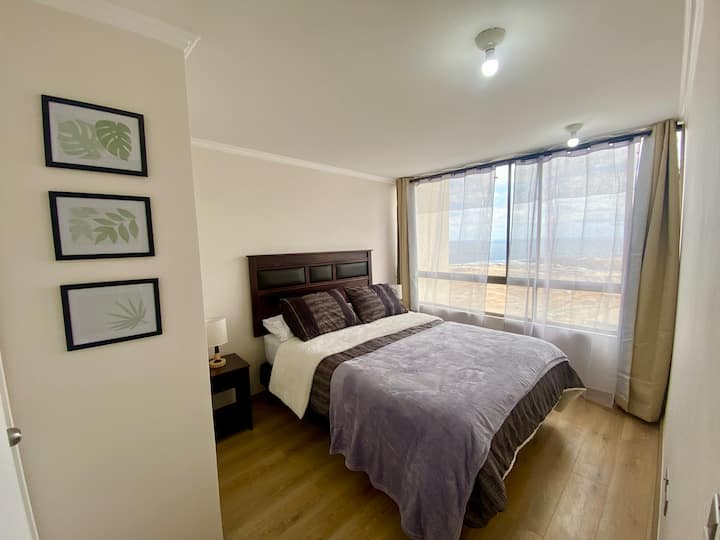 Насладете се на спокойна почивка в удобно двойно легло с качествено спално бельо и собствена баня за допълнително уединение. Тиха и функционална среда, идеална за служебни пътувания или романтични почивки.