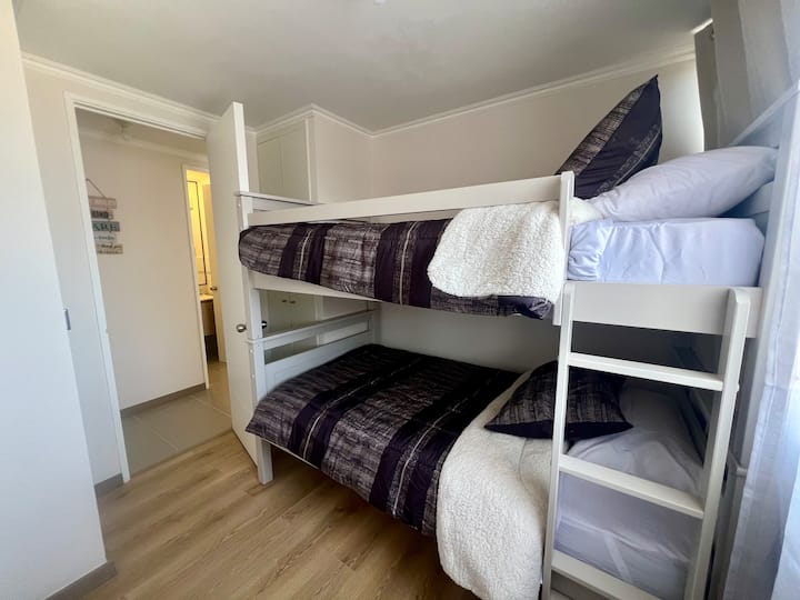 Идеална за семейства или групи, тази спалня разполага с двуетажно легло с 1,5 удобни и безопасни легла. Пространство, което предлага практичност и почивка, както при краткосрочни, така и при дългосрочни престои.