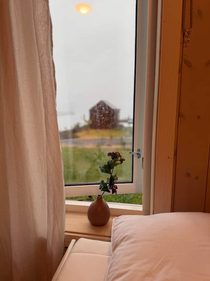 Прекрасен поглед кон морето од прозорецот