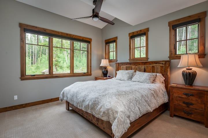 Main floor king bedroom with en suite bathroom