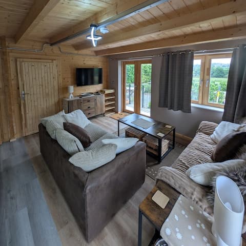 Top Airbnb: Shazpots Log Cabin Retreat in Maidstone