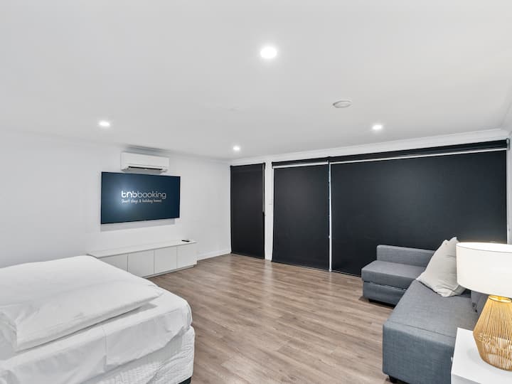 غرفة النوم 4/غرفة الوسائط: سرير أريكة مزدوج + سرير فردي كبير مع سرير قابل للسحب (يمكن أن يشكل سريرًا كبيرًا) وتلفزيون ذكي 65 بوصة.