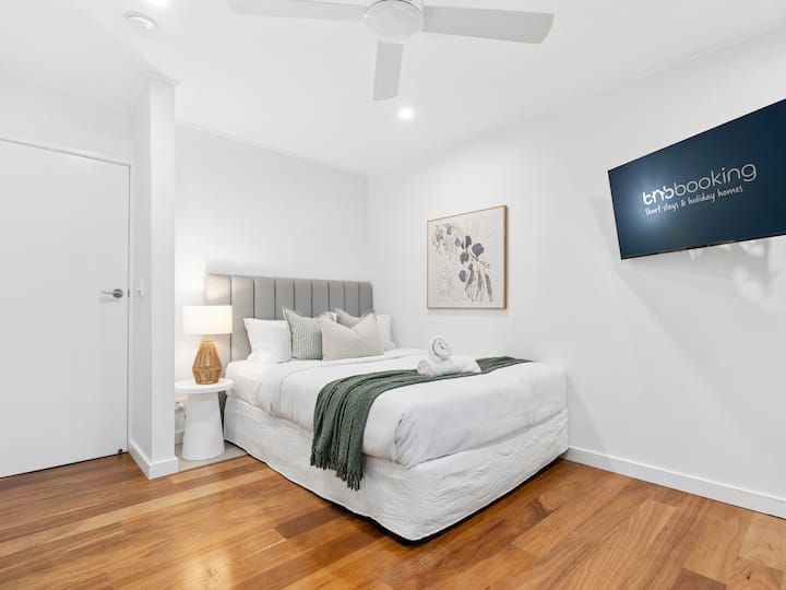 غرفة نوم 2 مع سرير كوين وتلفزيون.