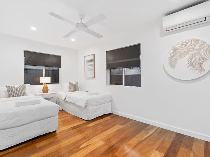 سريران مفردان طويلان (يمكن تحويلهما إلى سرير كينج مع إشعار قبل 48 ساعة).