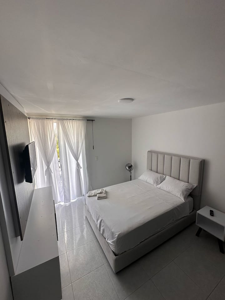 Cette chambre dispose d'un balcon 