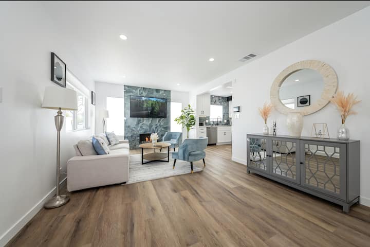 New La Home Private Parking Near Universal Studios - Los Angeles, CA