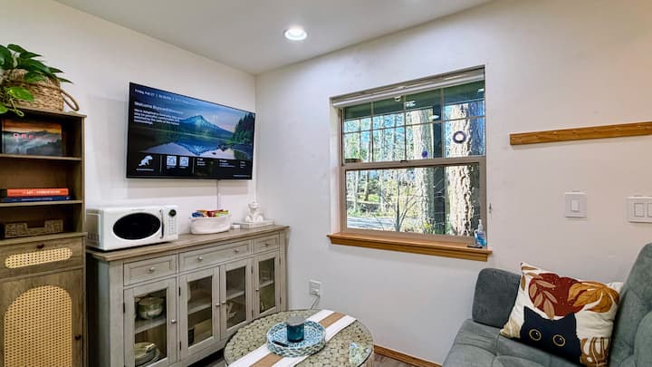 Beaver Garden Loft - Creekside Designer Stay - Beaverton, OR