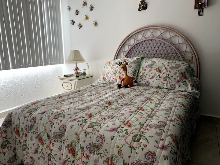 9️⃣ Спалня 1 – Двойно легло, светла и удобна
