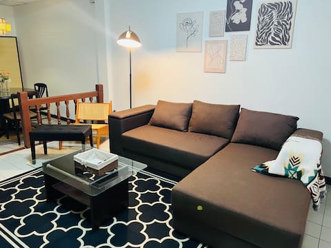 Townhouse 5 mins to MRT/ 500Mb wifi