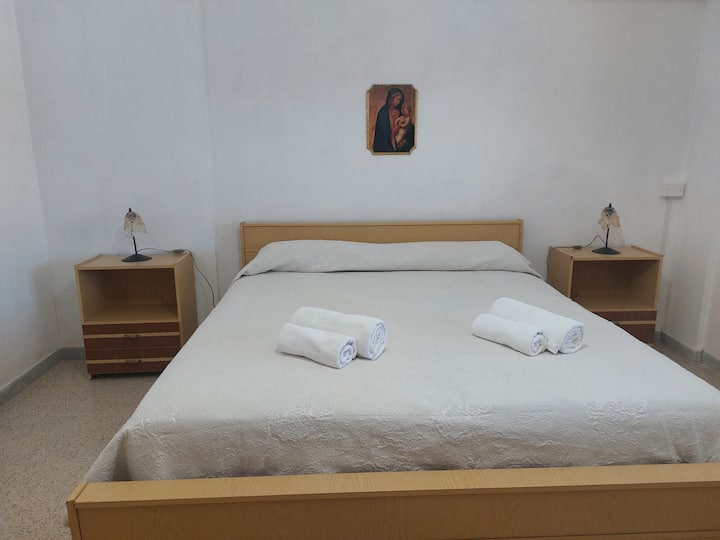 spavaća soba s mogućnošću dodavanja dječjeg krevetića ili kolijevke.