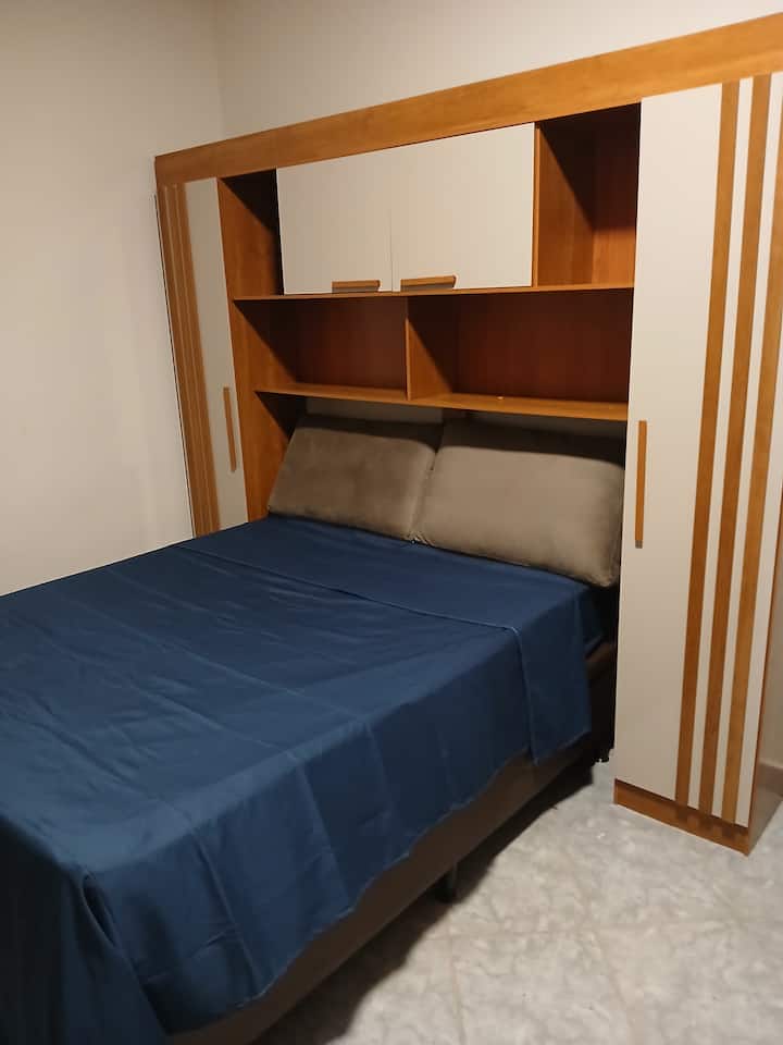 Cama doble con armario modulado.