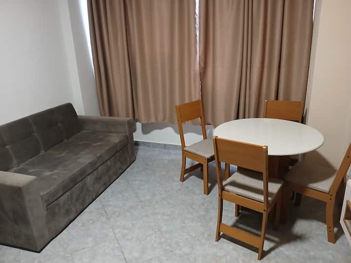 Sofá cama con colchón de almohada disponible, tamaño queen.