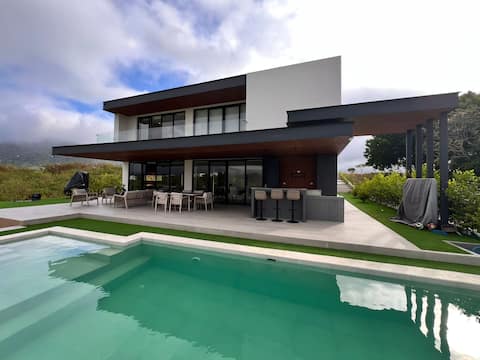 Luxury house with Golf Club pool