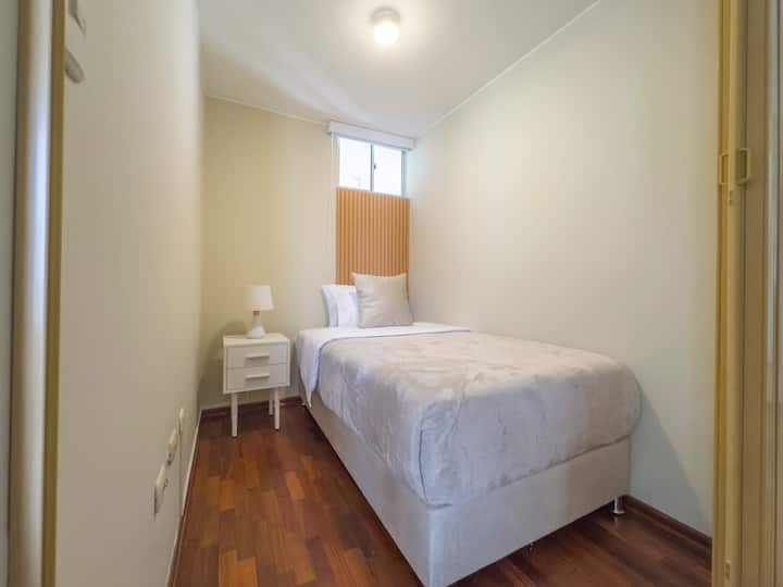 ห้องนอนเสริมที่มีแสงธรรมชาติ ม่าน และประตูพับที่ให้ความเป็นส่วนตัวบางส่วน เหมาะสำหรับนักเดินทางที่ใช้งานได้จริง // ห้องพักเสริมที่มีแสงธรรมชาติ โต๊ะข้างเตียง และประตูพับที่ให้ความเป็นส่วนตัวบางส่วน เหมาะสำหรับนักเดินทางที่ใช้งานได้จริง