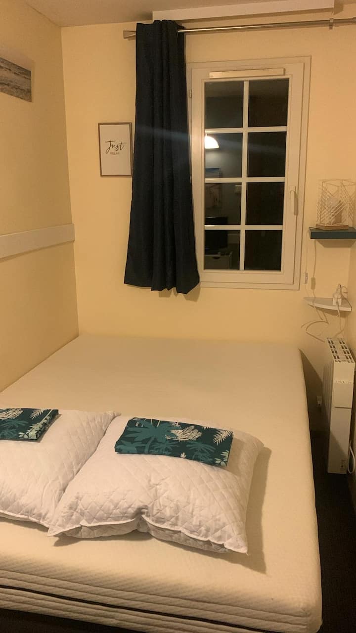 אזור שינה או חדר שינה (נקרא "בקתה"): מיטה נוחה לשניים עם קונסולה בקצה לטלוויזיה ו-2 מדפי לילה קטנים בצד ימין