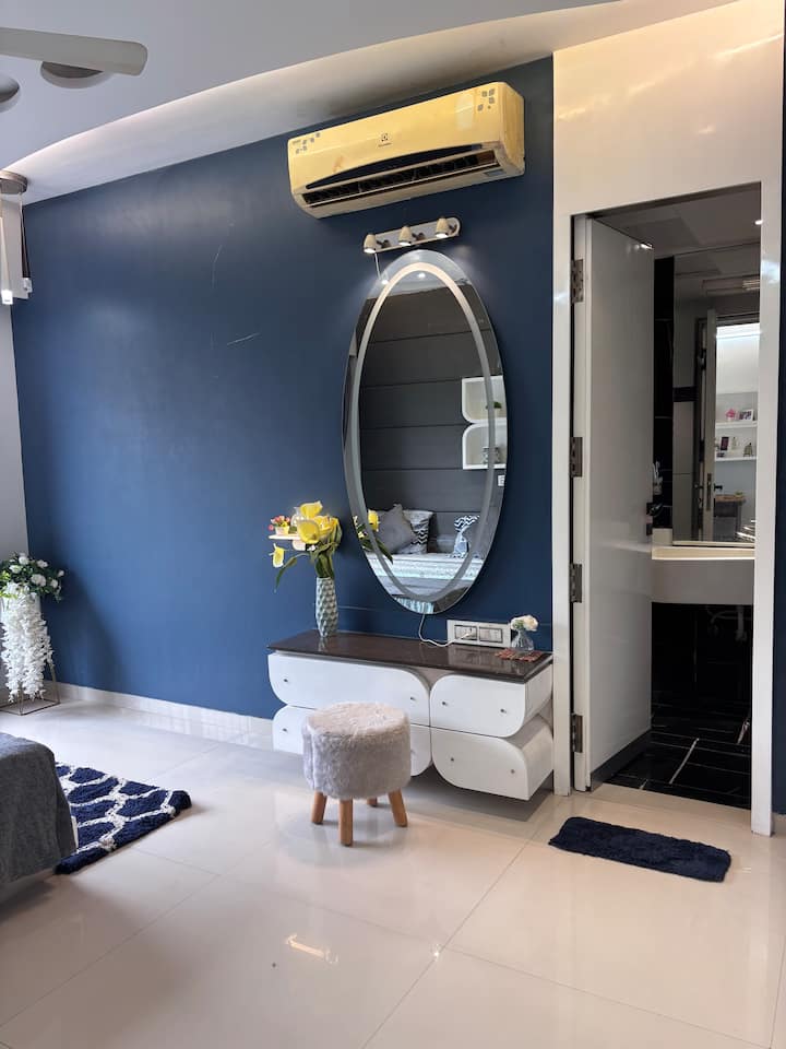 Spacious Room In A Family Home - Surat