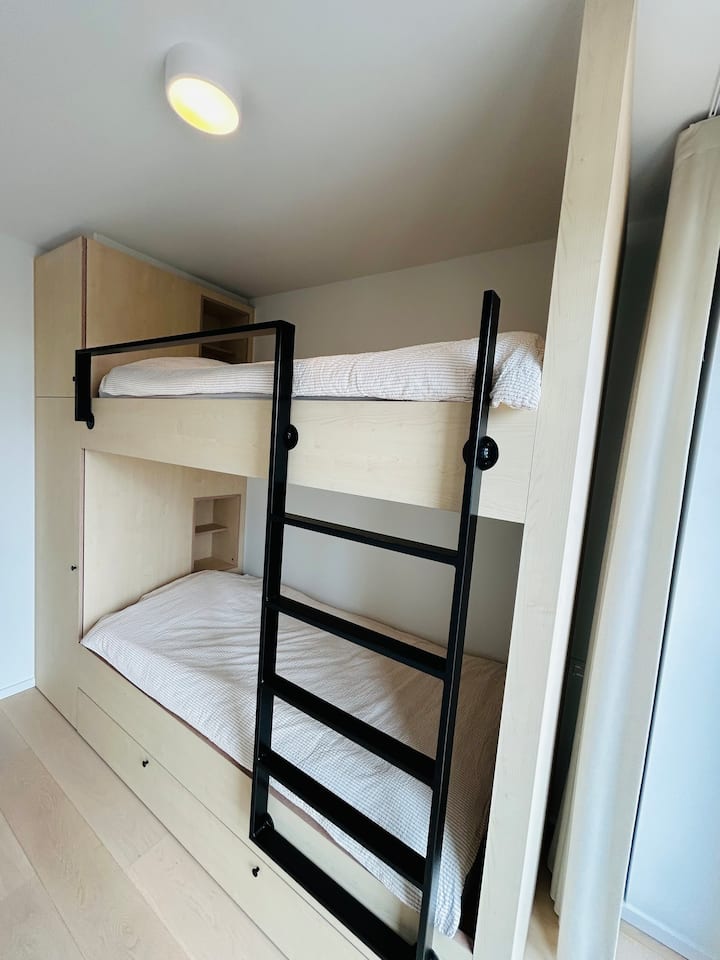 Extra veľké a dobré matrace s kvalitnými roštovými základňami 210 x 100, 210 x 100, posteľová zásuvá 200 x 90.