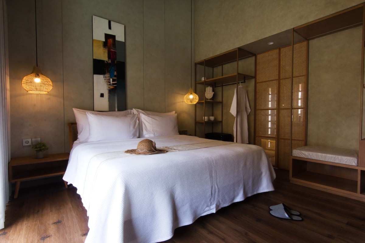 Home in Denpasar Selatan · 3 bedrooms · 5 beds · 3 private baths, Airbnb karşılaştırması