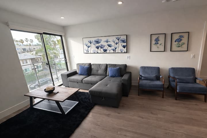 3 Bedroom 3 Bath Modern Spacious Apartment - Los Angeles, CA