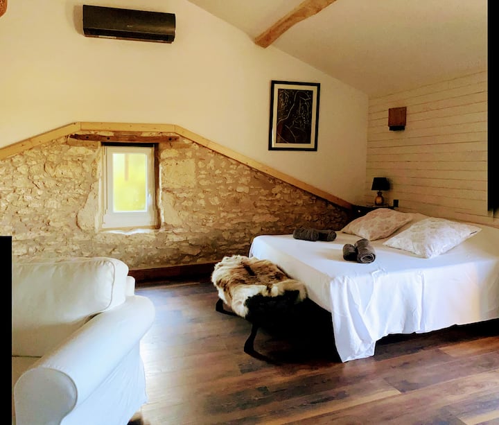 Кревет во 180
Нов душек „ЕМА“.
Обезбедени се чаршафи и крпи