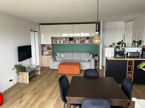 Successful Airbnb property: Beautiful apartment with a view of the Eiffel Tower in Puteaux