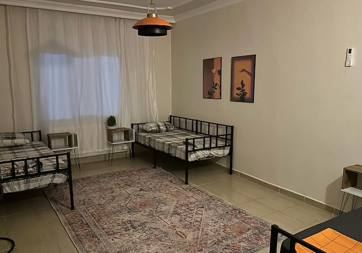 Dhomë e bollshme me ajër të kondicionuar me 3 krevate tek