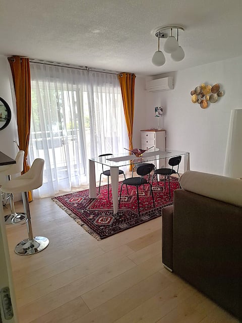 Annonce Airbnb populaire: Premium T3. Terrace with Park View, Private Parking, Tram à Les Cévennes