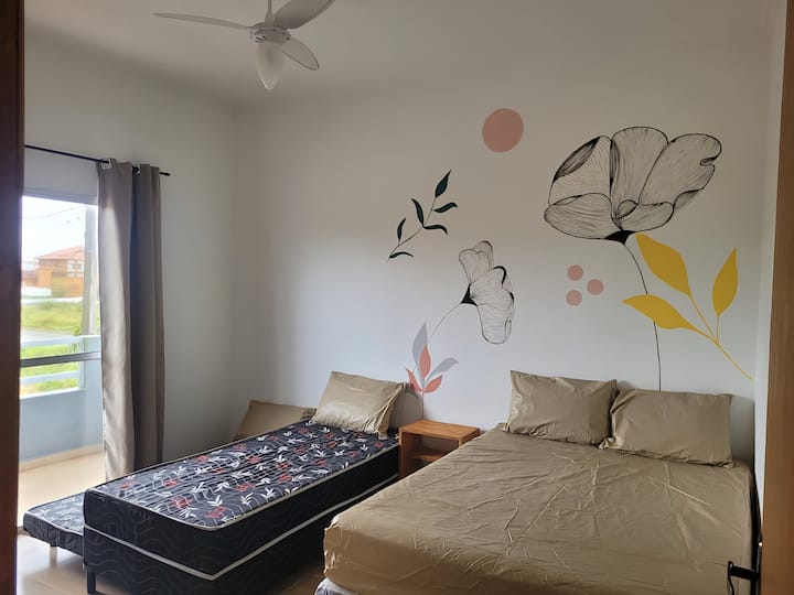 Camera 1 piano superiore_ 01 letto matrimoniale, 02 letto singolo, bagno, armadietto, specchio, ventilatore a soffitto, tenda oscurante, balcone