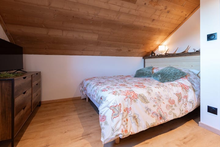 3号卧室是一间带套房浴室的主卧套房，配有电视和储物柜。 Vosges Thermocontrol亚麻被，夏季和冬季两面可用。