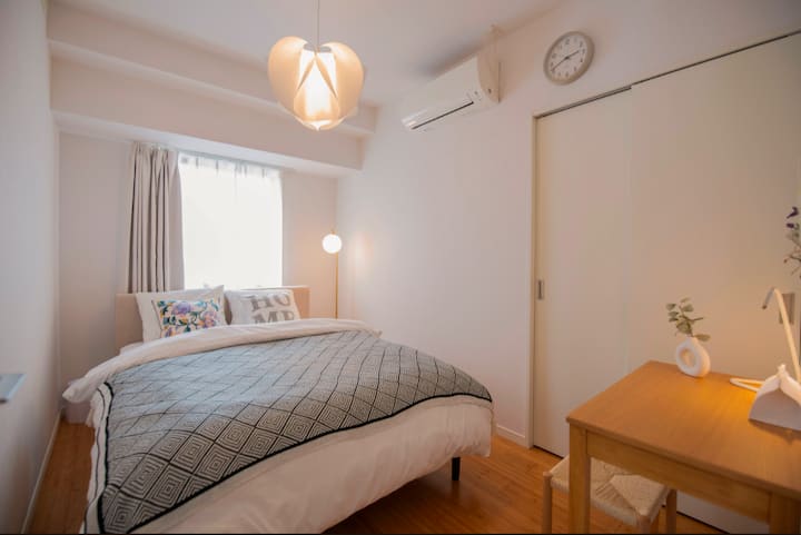 Bračni krevet može primiti dvije osobe.