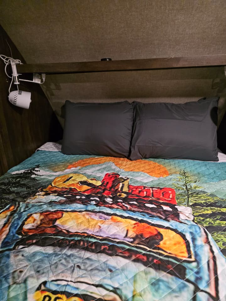 lit queen size, très haut avec un tabouret