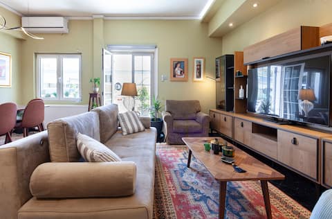 Popular Airbnb listing: Homely Penthouse/Acropolis View in ΛΟΦΟΣ ΛΑΜΠΡΑΚΗ