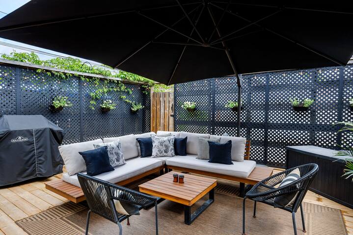 Design Award Winning Modern 3BR Home W/Parking gallery image 2