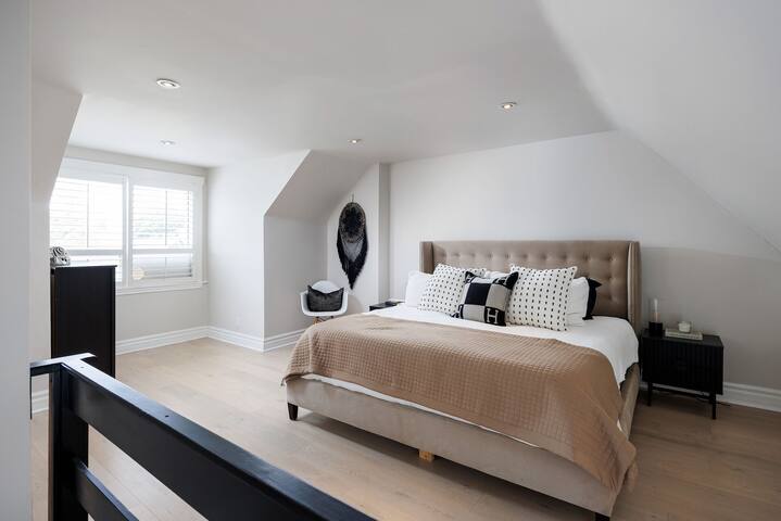 Design Award Winning Modern 3BR Home W/Parking gallery image 3