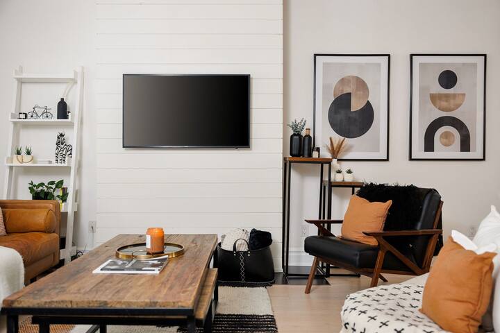 Design Award Winning Modern 3BR Home W/Parking gallery image 5