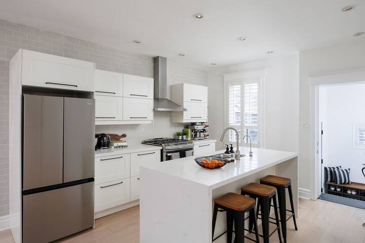 Design Award Winning Modern 3BR Home W/Parking gallery image 4