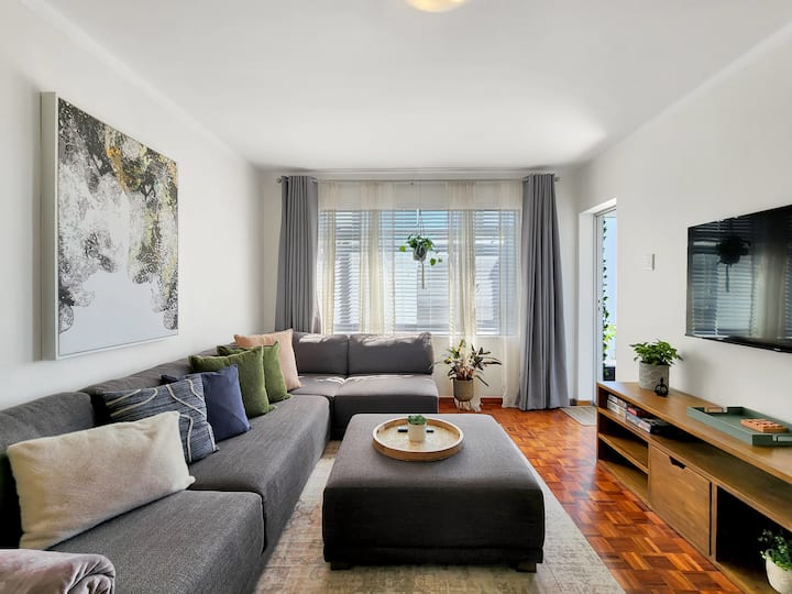 ⁠A Happy Sunny Home • 3bed+3bath •Green Point - Camps Bay