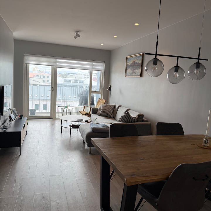 City Center • Modern Apt + Free Parking - Reikiavik