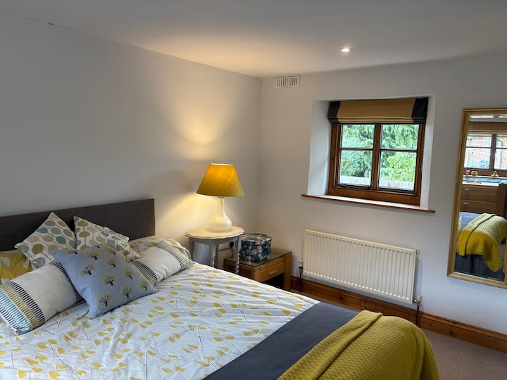 Втора спална соба со брачен кревет и сопствен туш