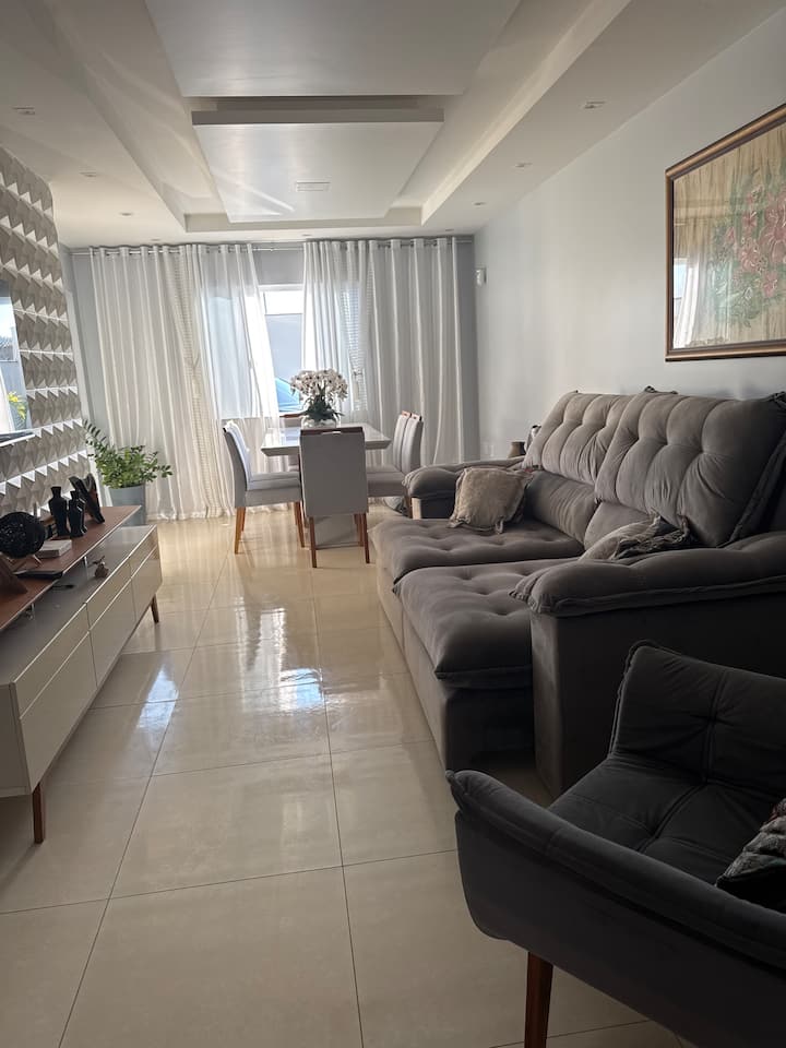 ห้องนั่งเล่นกว้างขวางพร้อมโซฟาเอนกันและนุ่มสบาย สมาร์ททีวี Wi-Fi เก้าอี้นวม และโต๊ะรับประทานอาหารพร้อมเก้าอี้ 6 ตัว